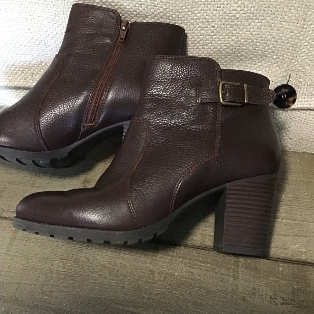Clarks Women’s Brown Leather Ankle Boots with Block Heel.EUC